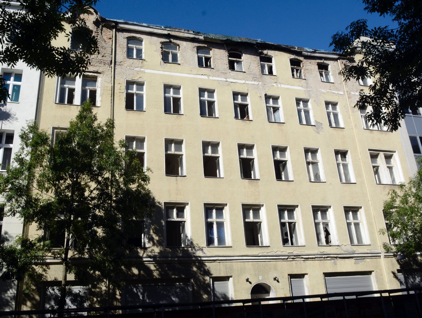 Vor 15 Jahren zogen die letzten Mieter aus diesem Geisterhaus aus.