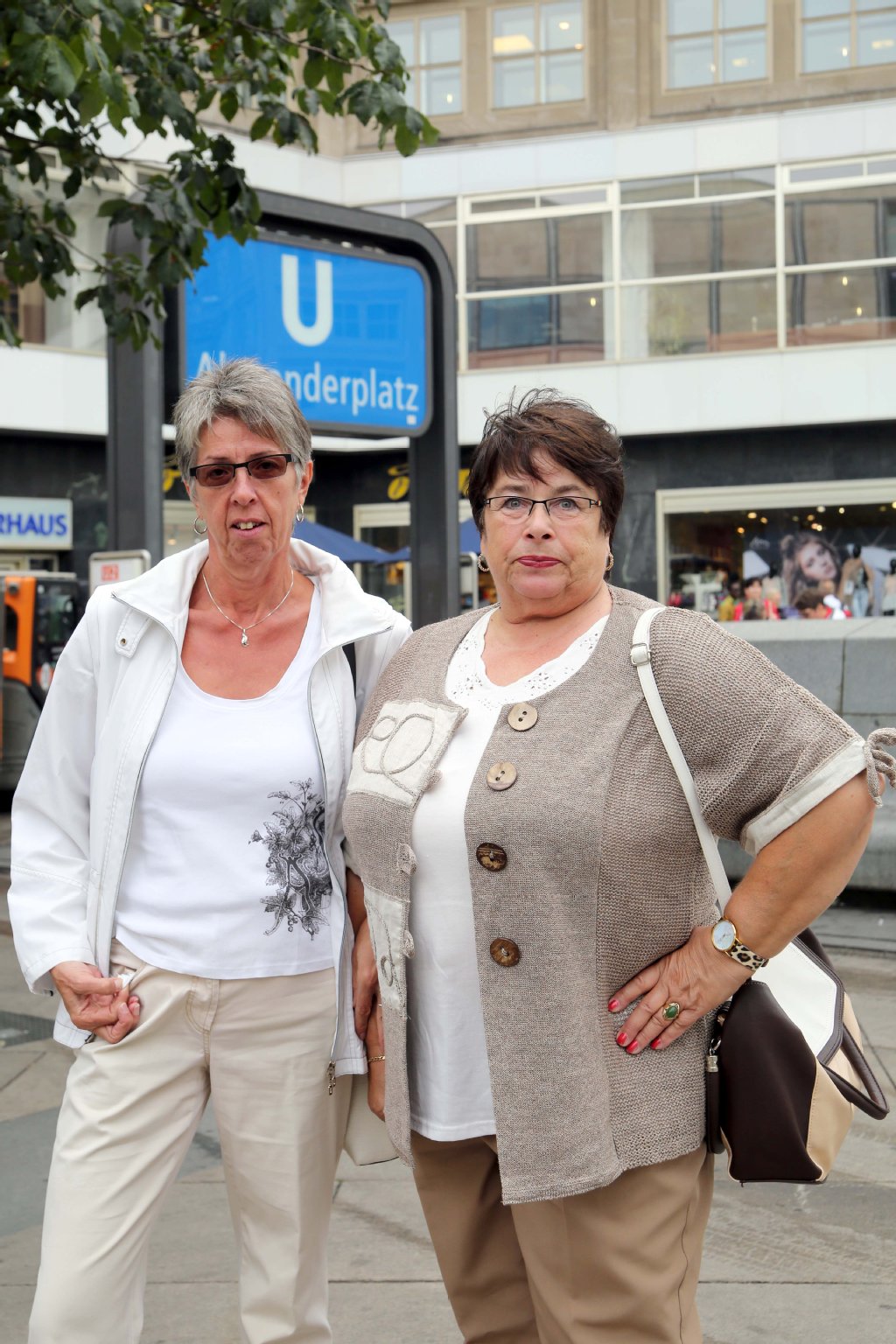 Hannelore (61, links) aus Prenzlauer Berg: „Das macht mich wütend. Ich habe eine Jahreskarte. Meine Rente reicht dafür aber bald nicht mehr aus.“ Regina (68) aus Reinickendorf stimmt zu. „Wenn die Erhöhung kommt, kann ich mir von meiner Rente keine Umweltkarte mehr leisten.“