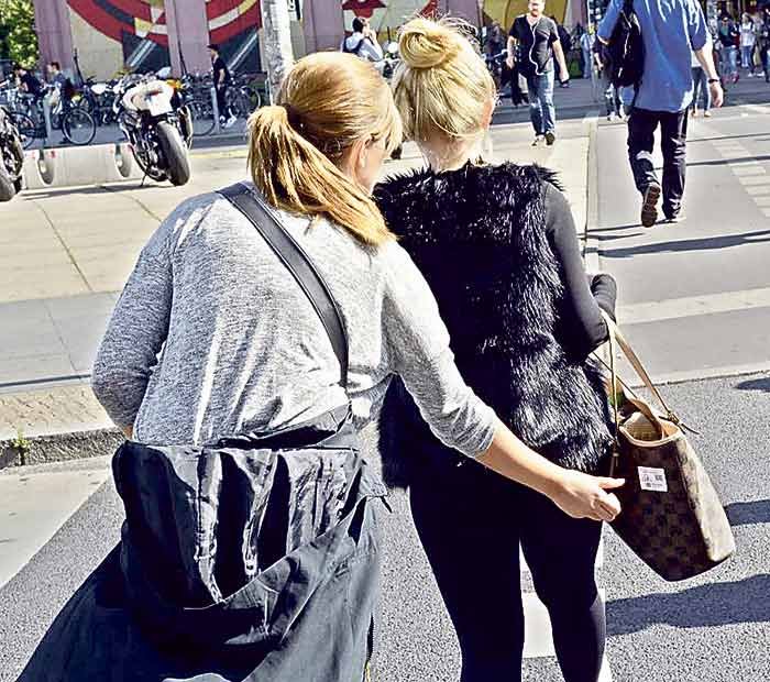 Auch auf Sallys Tasche landete ein Sticker. „Es geht wirklich viel zu schnell“, sagt die 16-Jährige ...