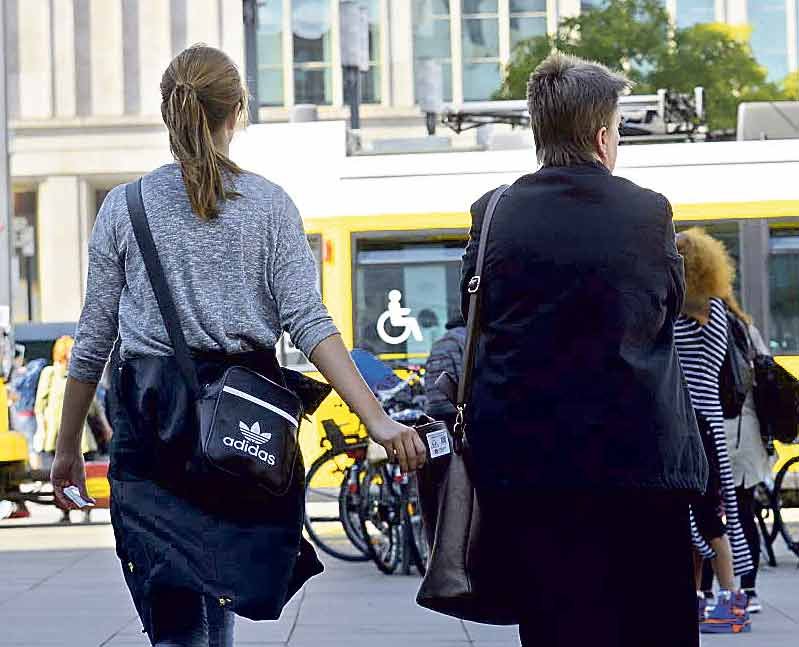 Auch Rita (61) achtete nicht genug auf ihre Tasche, die sie an der Seite trug. Taschendiebe hätten hier leichtes Spiel gehabt.