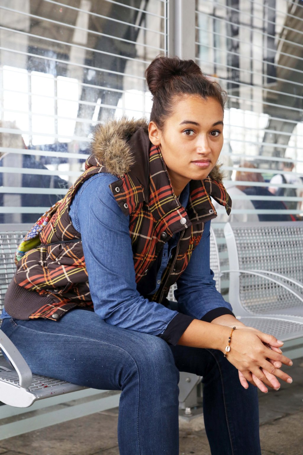 Selina (25), Studentin aus Friedrichshain, ist aufgebracht. „Die Bahn-Abteile waren im Sommer nicht richtig klimatisiert“, sagt sie. „Am Standard hat sich seit Jahren nichts verändert, die Bahnen sind veraltet. Trotzdem soll meine Monatskarte bald mehr kosten. Das ist großer Mist!“