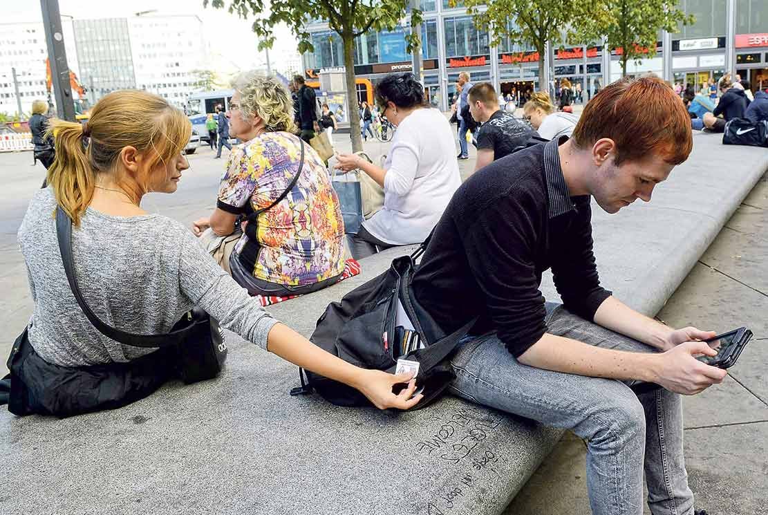 Mit einem Aufkleber kennzeichnet Polizistin Melanie Stumpe (26) die Tasche des KURIER-Reporters – der bekam davon nichts mit.