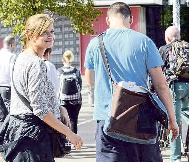 Hagen (28) trug die Tasche auf dem Rücken, ein Karton ragte hervor. Aufkleber drauf! ...