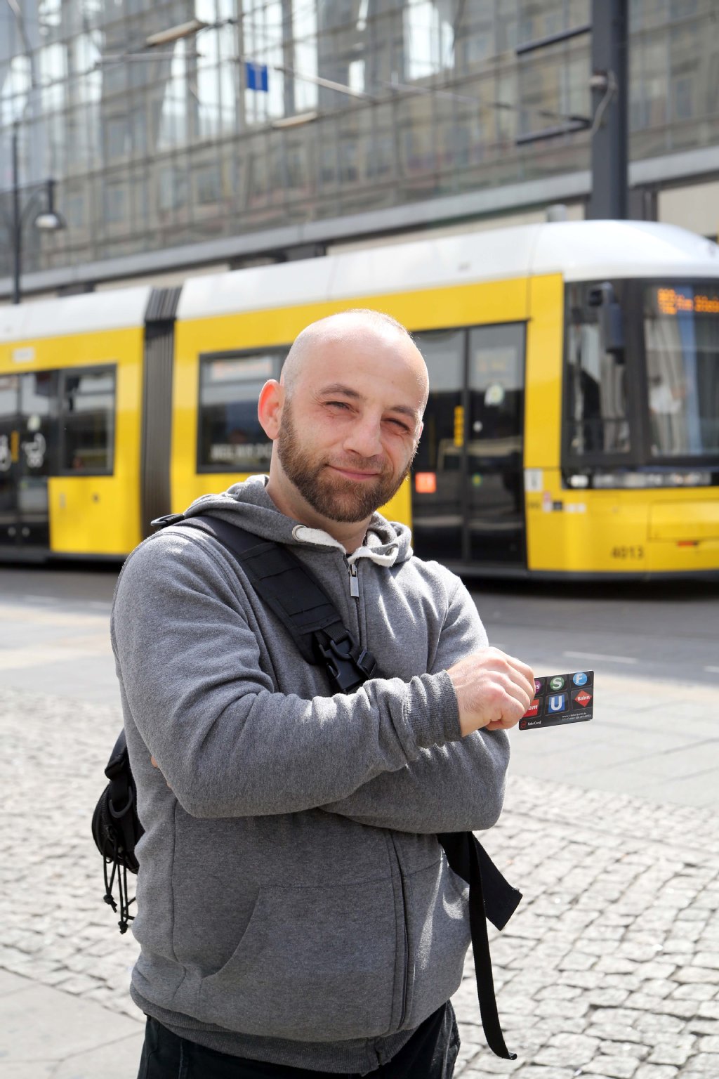 „Die Zwangslage der VBB-Kunden wird ausgenutzt“, sagt Pietro (35), aus Pankow. „Als Koch brauche ich meine Monatskarte jeden Tag und der Preis entspricht schon jetzt einem Tageslohn. Eine richtige Begründung für die Erhöhungen gibt es meiner Meinung nach nicht.“
