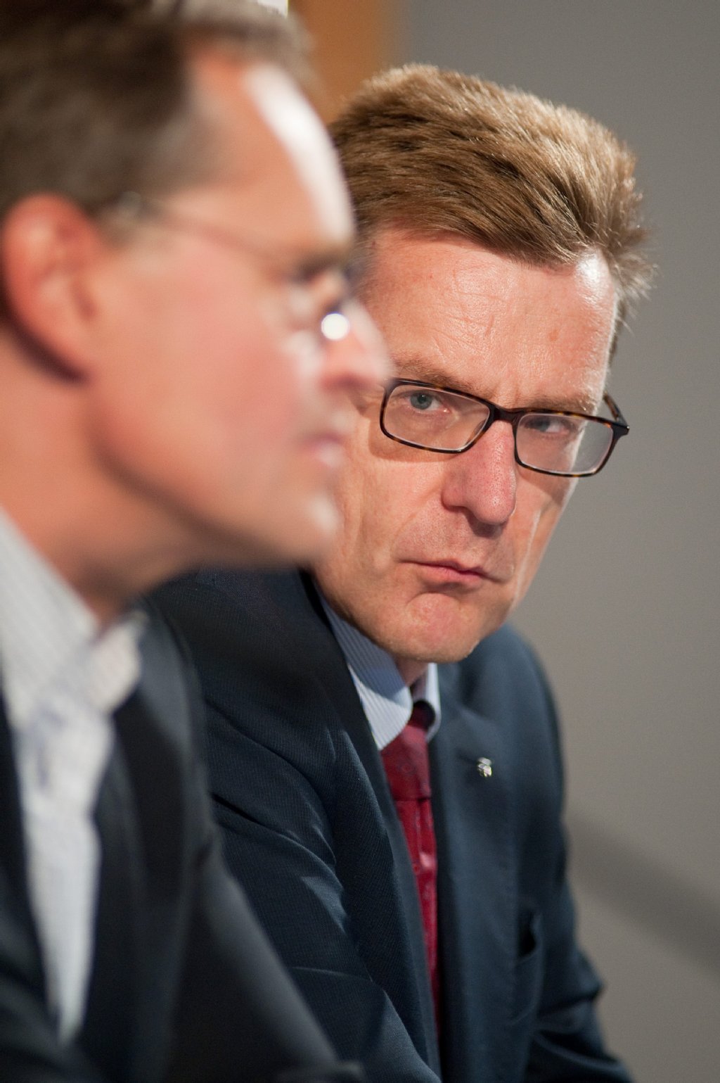 In Erklärungsnot: BER-Aufsichtsratschef Michael Müller (li.) und BER-Boss Karsten Mühlenfeld machen finstere Mienen.