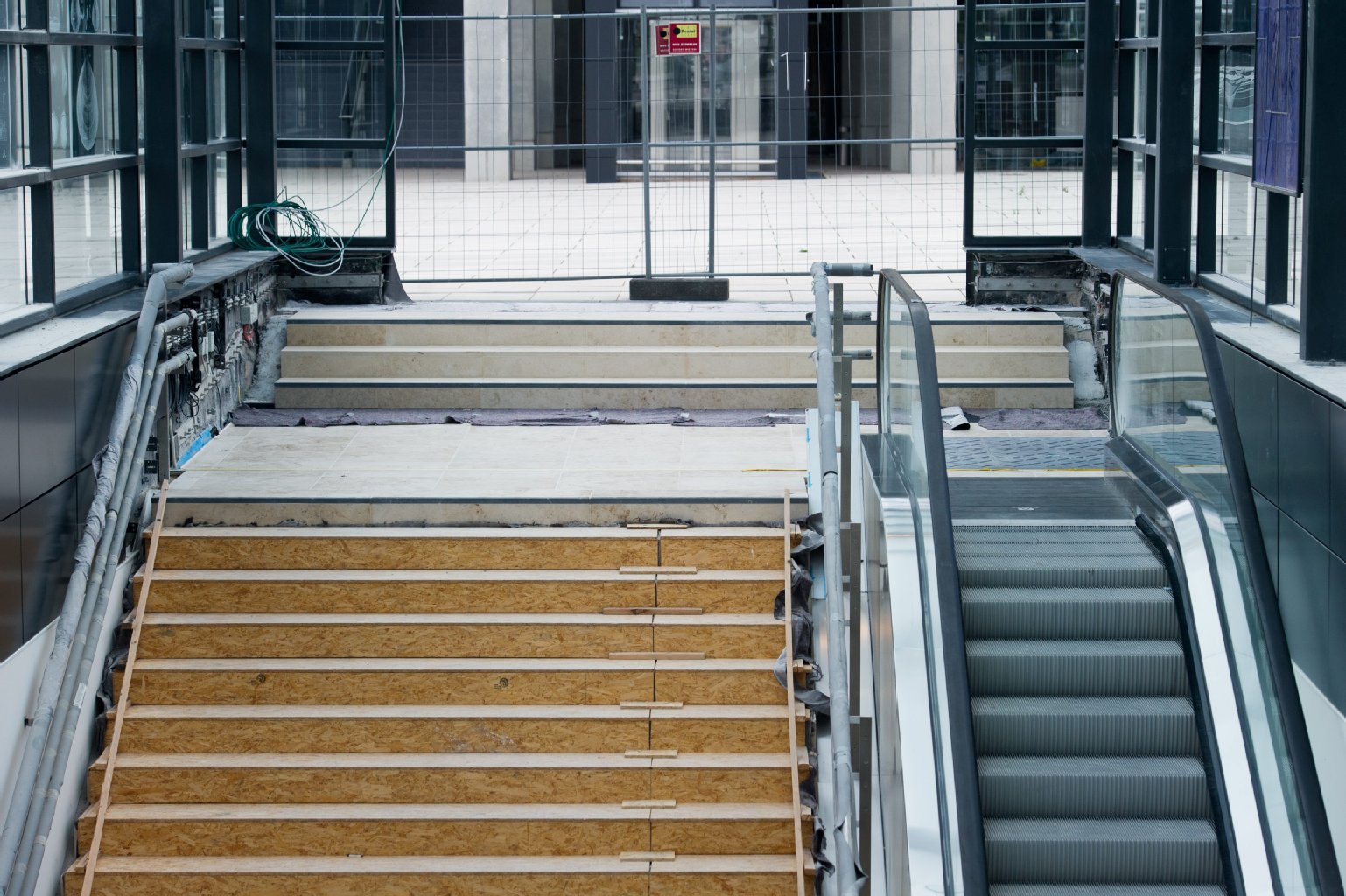 Rolltreppen zu kurz: Oben wurden Betonstufen angefügt.