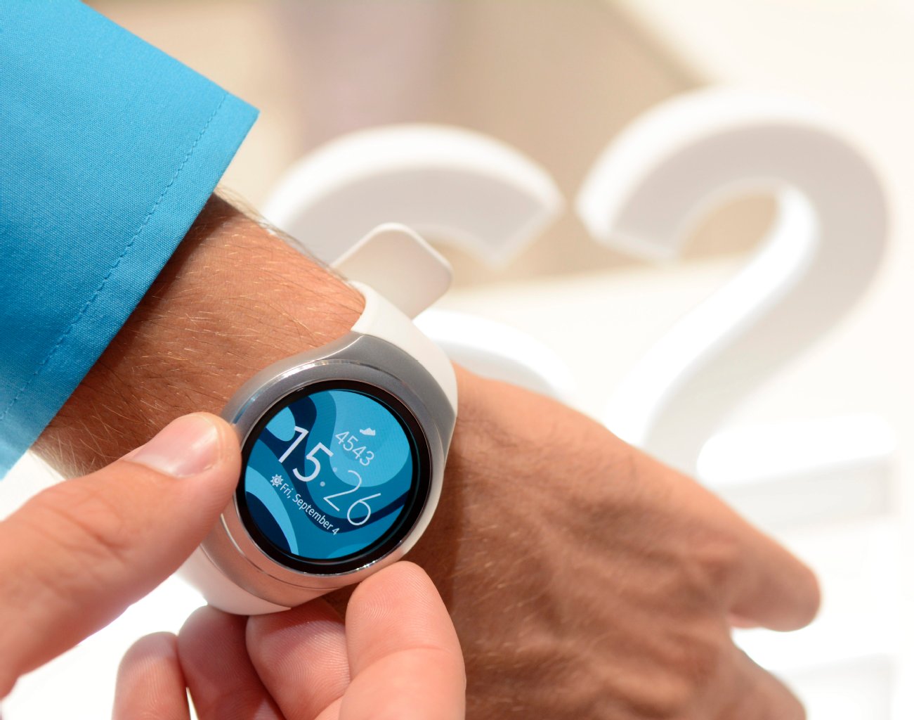 Apple-Konkurrent Samsung präsentiert die Gear S 2 – auch mit Lederarmband.