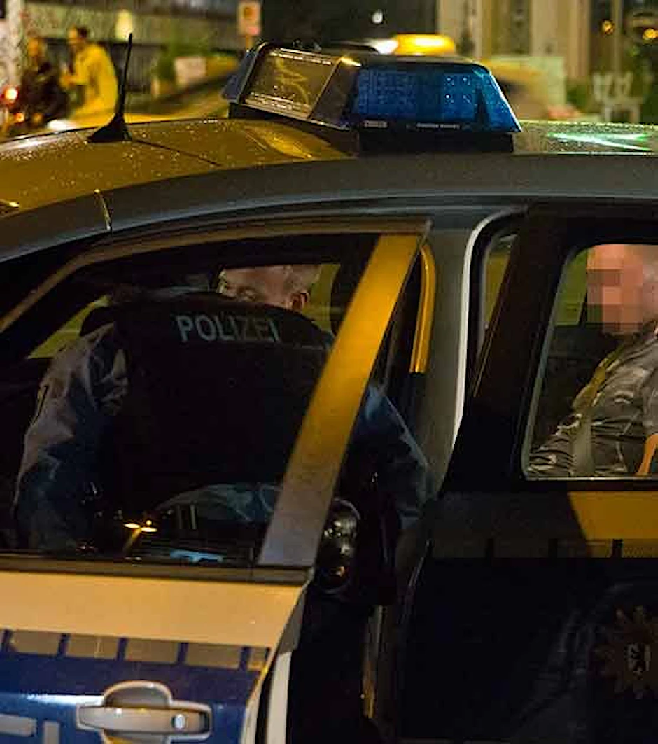 Ein Komplize der brutalen Räuber-Banden vom RAW-Gelände sitzt im Streifenwagen.