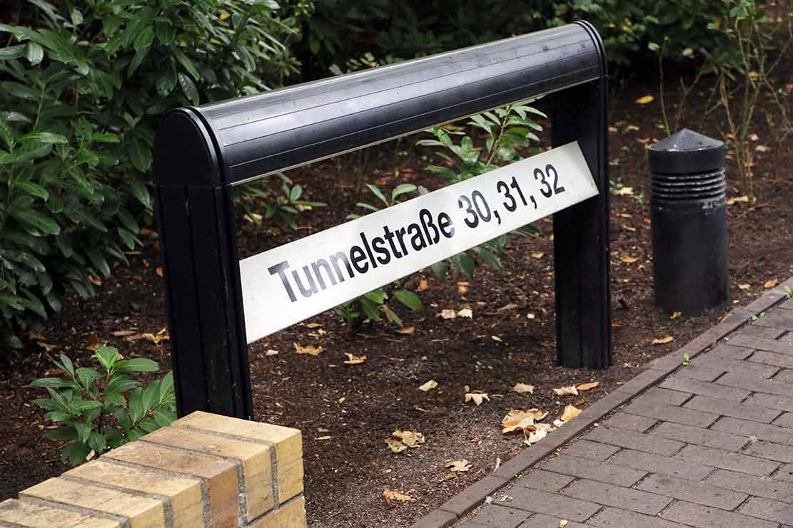 Auf Alt-Stralauer Seite zeugt die Tunnelstraße von der ehemaligen Verbindung unter der Spree.