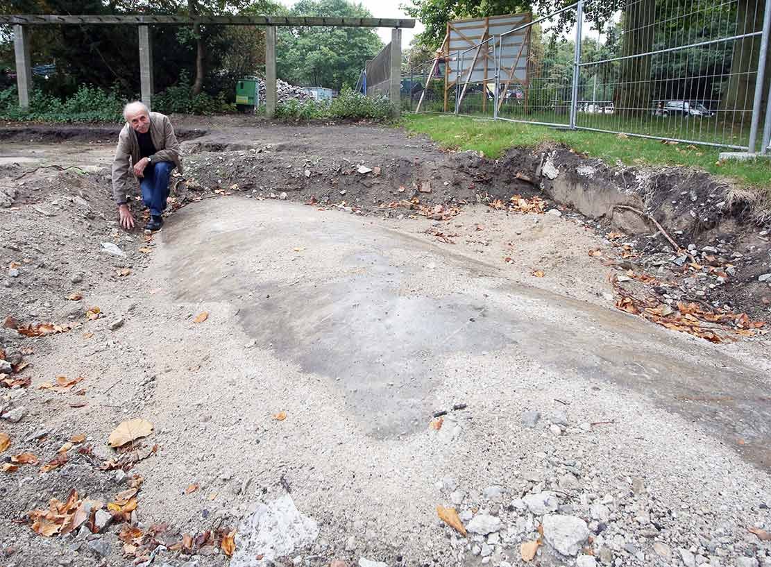 Sigmund Czech (65) zeigt die freigelegte Tunnelröhre ...