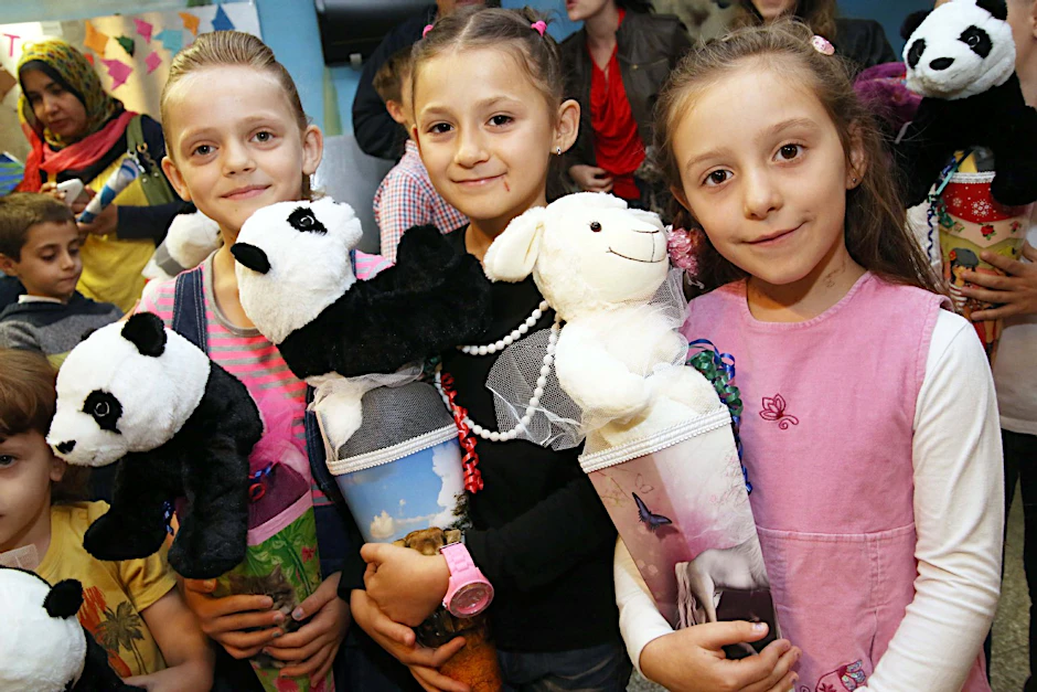 Armela (8), Rijona (8), Ersilda (6) freuen sich über ihre Einschulung.