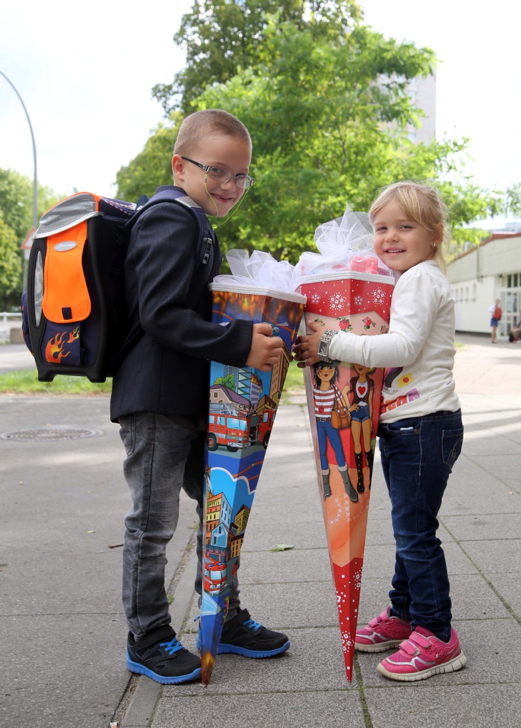 Nihajn (7) freut sich mit seiner kleinen Schwester Martina (3) über seine Schultüte.
