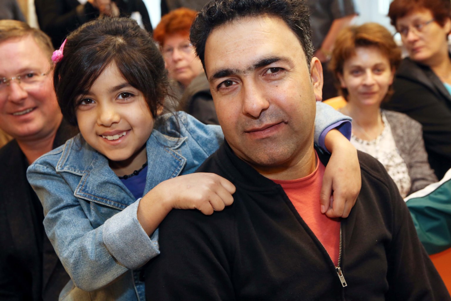 Fatima (7) mit Vater Martin (40) aus Herat, Afghanistan.