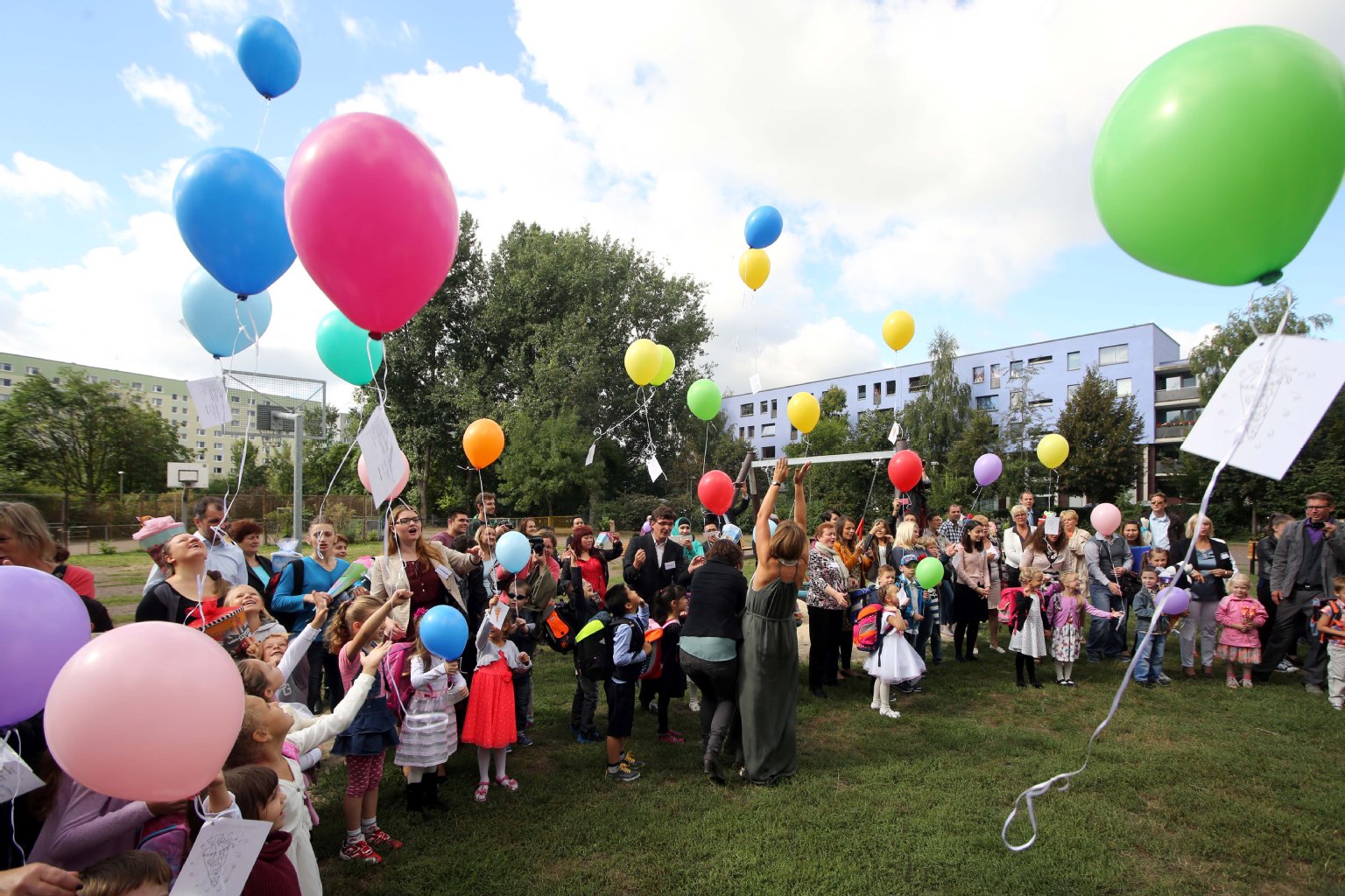 Luftballons steigen zum Schulanfang in den Himmel.