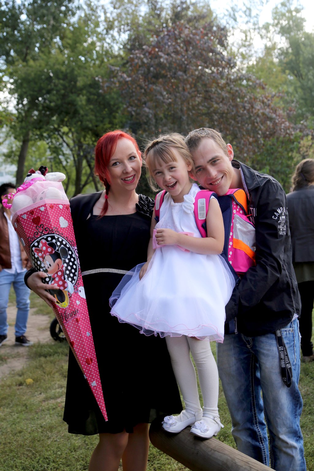 Sarah (22) und Manuel (25) freuen sich mit Emily (6).