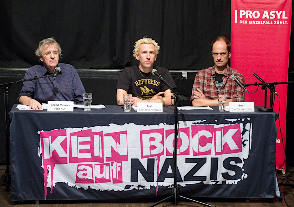 Bernd Mesovic (l-r, Pro Asyl), Joshi (Kein Bock auf Nazis) und Breiti (Die Toten Hosen) stellen am bei einer Pressekonferenz in Berlin den Appell "Zeit zum Handeln!" gegen rechte Gewalt vor.