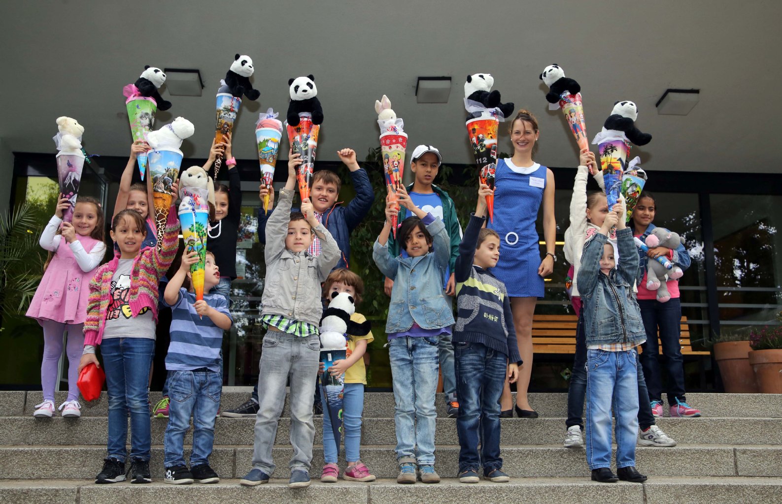Alle Schultüten gehen hoch: Am Montag beginnt für die Willkommenskinder der Bernhard-Grzimek-Schule der Ernst des Lebens – bei Marlies Näther haben sie auch Unterricht.