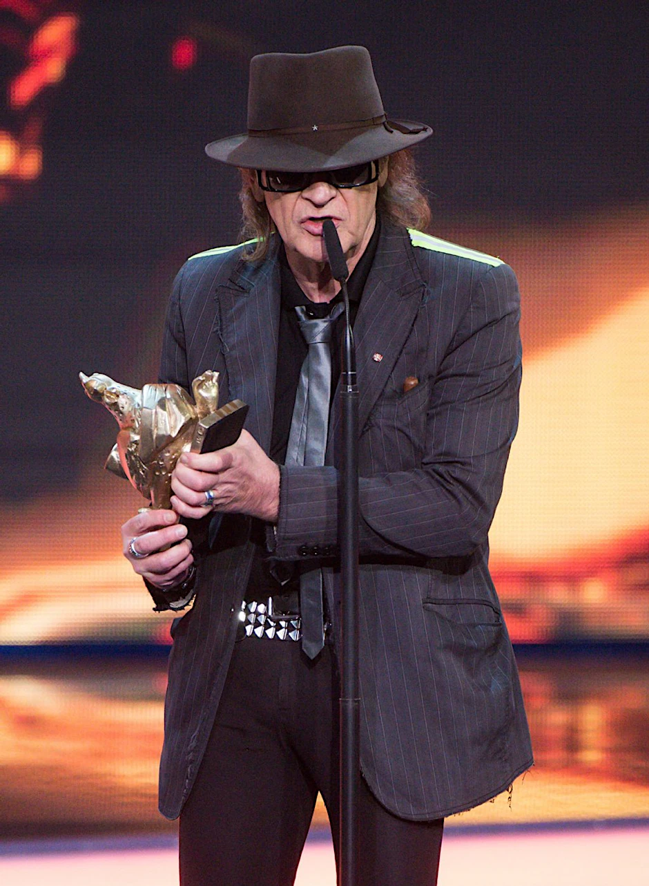Da ist er – der Goldbroiler für Udo Lindenberg (69). Der Panik-Rocker wird erstmals mit der „Goldenen Henne“ geehrt.