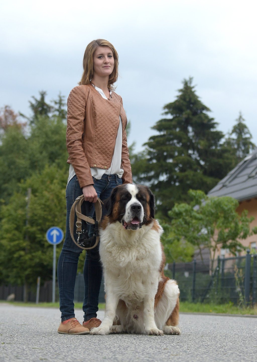 Studentin Lisa Kaedig (22) schützt sich mit ihrem Hund Teddy.