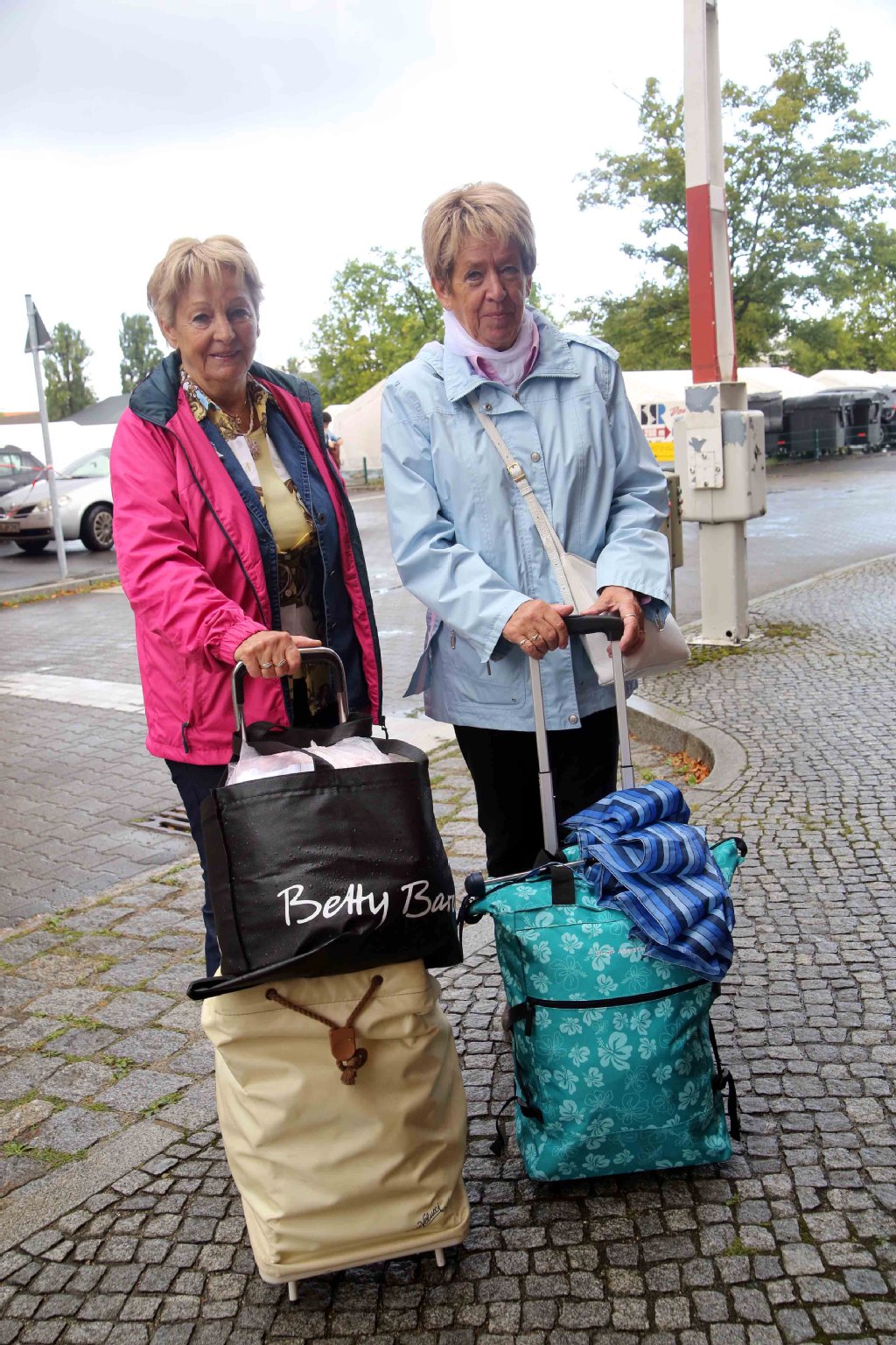 Renate Lehmann und Beate Krüger aus Charlottenburg mit ihren Spenden.