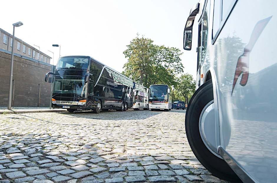 Bis zu 70 Reisebusse schlängeln sich täglich durch die schmalen Gassen rund um die Gedenkstätte.