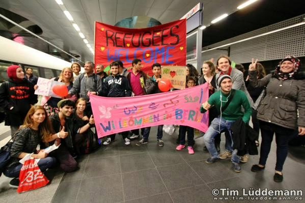 Flüchtlinge und Unterstützer auf dem Berliner Hauptbahnhof: Die Menschen waren per Zug aus München gekommen, Stunden vor den sieben Bussen.