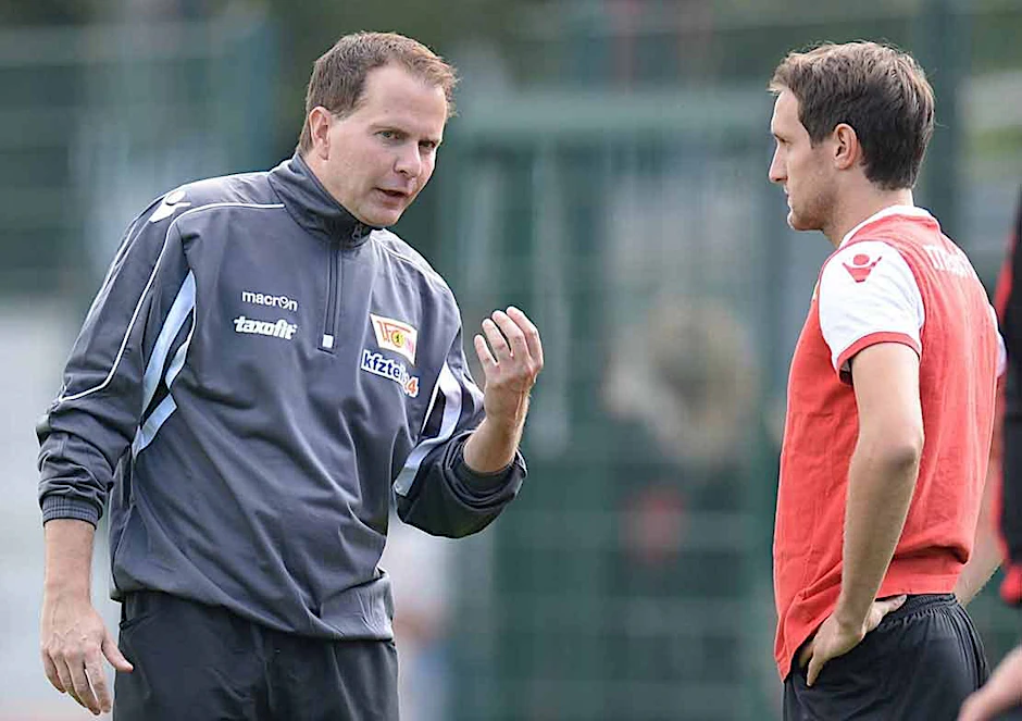 Sascha Lewandowski im Gespräch mit Mittelfeldmann Stephan Fürstner.