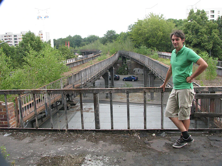 Andreas Jüttemann am Bahnhof Wernerwerk: Pflanzen haben die alte S-Bahn-Trasse bereits erobert.
