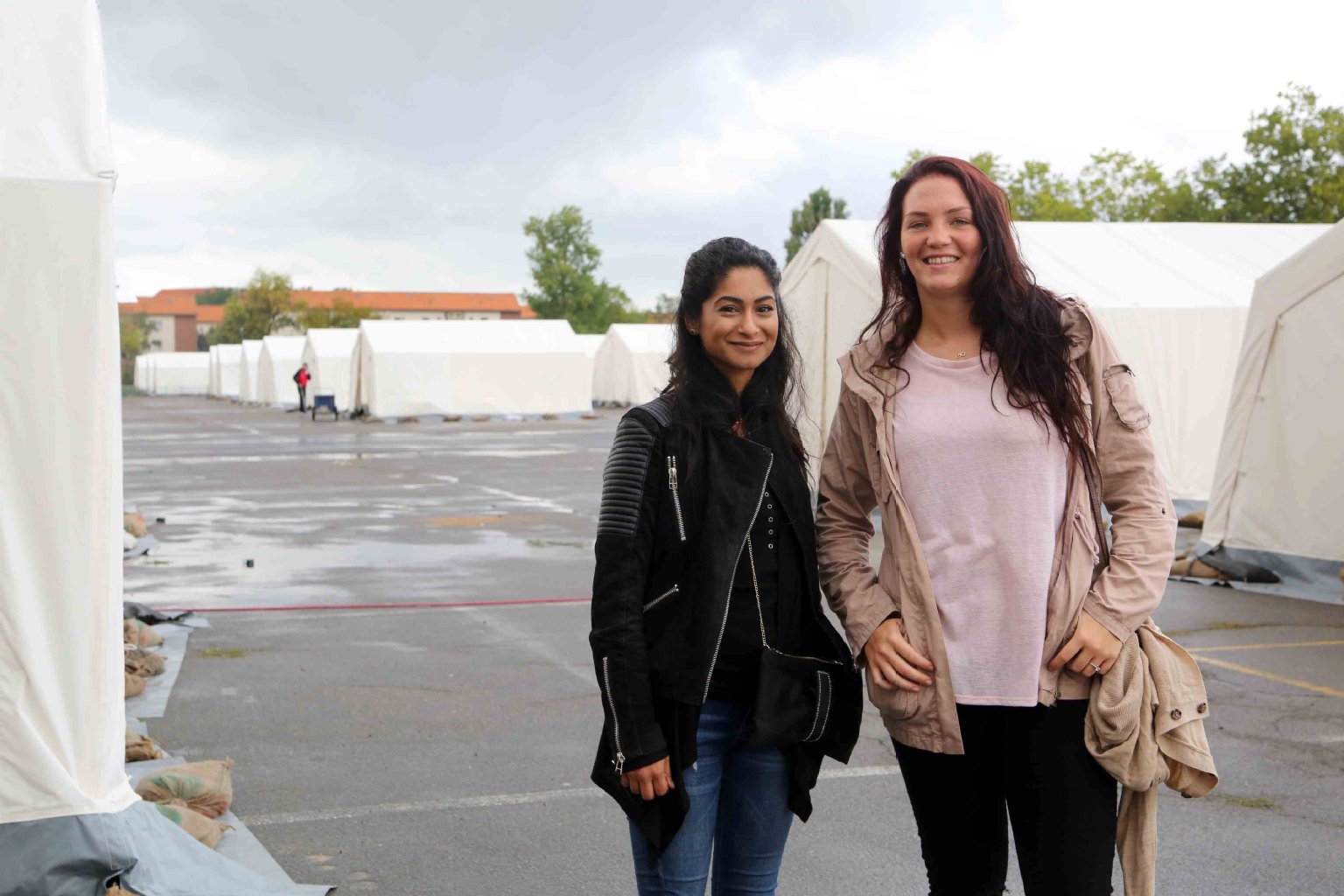 Melissa und Cagla helfen seit zwei Tagen ehrenamtlich in der Kaserne.