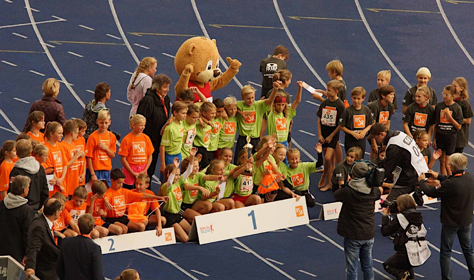 Sieger bei der großen 16 x 50 m-Schüler-Staffel wurde die Zeppelin-Grundschule in den grünen T-Shirts.