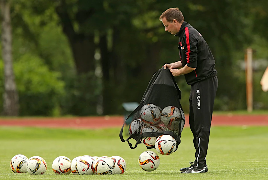 Trainer Sascha Lewandowski packt die Bälle früher als geplant wieder ein.
