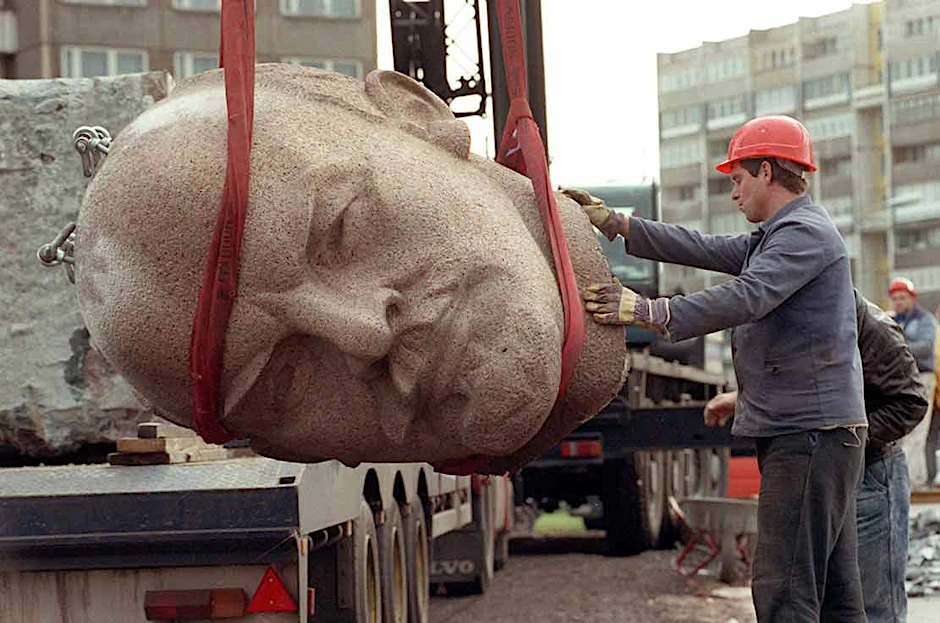 1991 während der Abrissarbeiten des ehemaligen Lenindenkmals