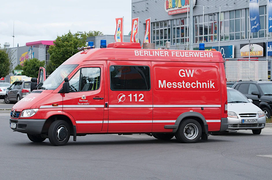 Ein Messwagen der Feuerwehr untersucht die Gefahr für die Berliner Bevölkerung.