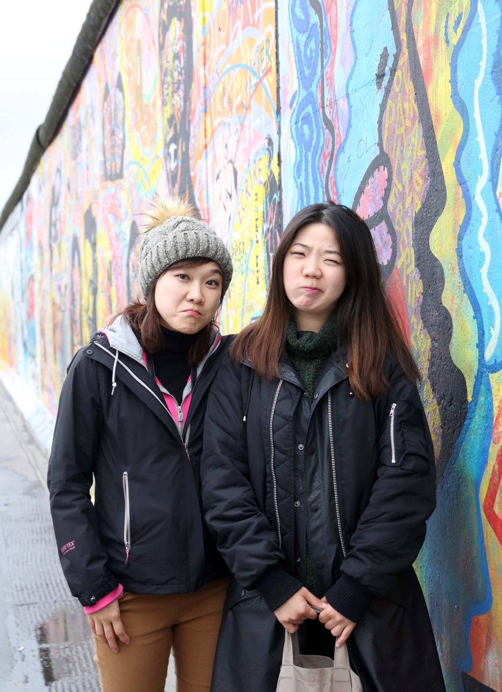 Sejin (32) und Juhyung (23) kamen aus Korea, um sich die Mauer-Kunst anzuschauen. „Wir mögen die Bilder sehr. Aber ein Zaun? Der stört. Man könnte nicht an die Mauer herantreten und sich die Gemälde aus der Nähe anschauen“, sagen sie. „Es muss andere Möglichkeiten geben.“