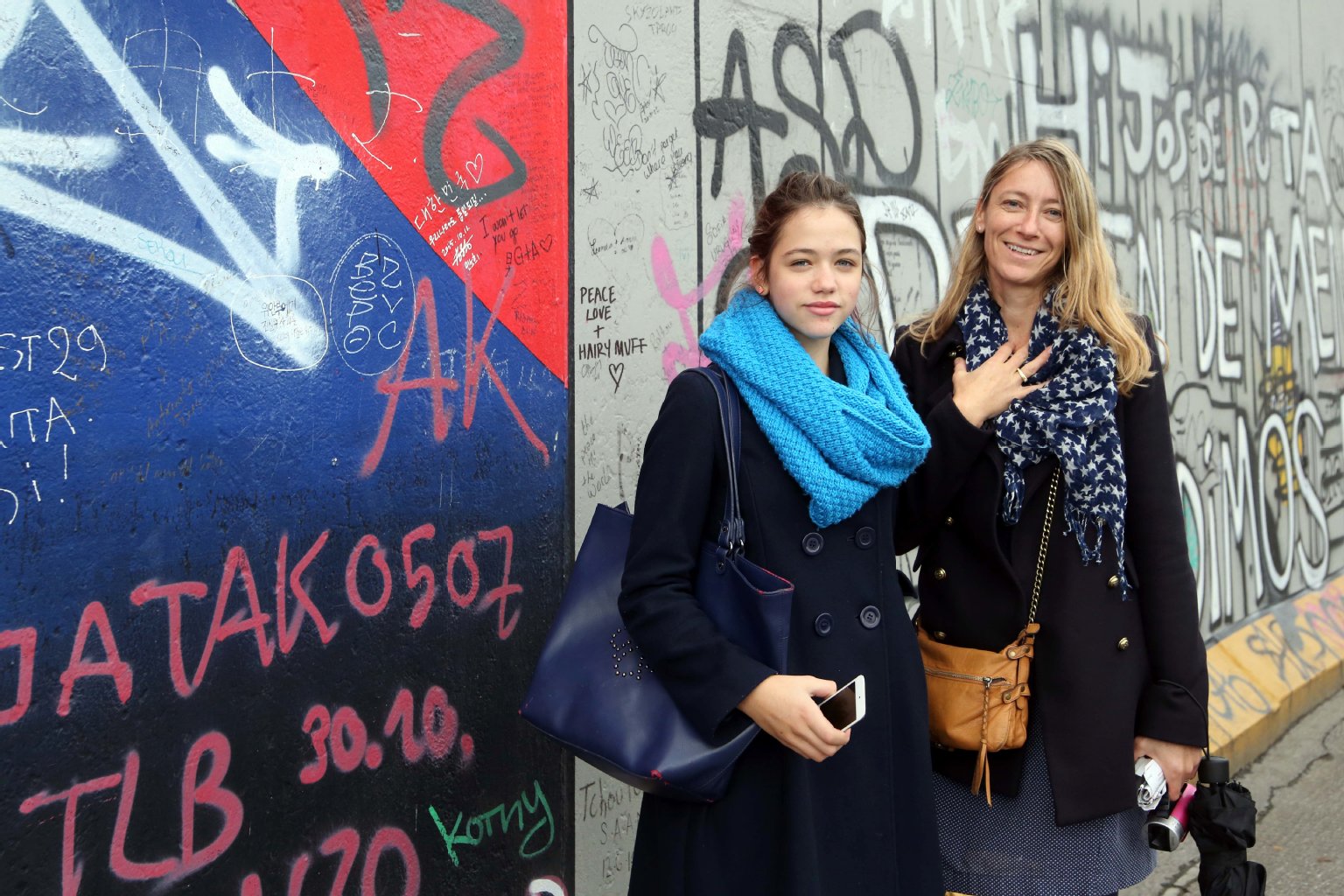 "Man sieht immer wieder Graffitis, bei denen man sich fragt, wie die Sprayer das geschafft haben", sagt Französin Laetitia (41). "Echte Vandalen wird ein Zaun nicht aufhalten." Sie ist mit Tochter Anna (12) in Berlin, mag die Galerie. "Ich verstehe nicht, warum Leute so herumschmieren müssen."