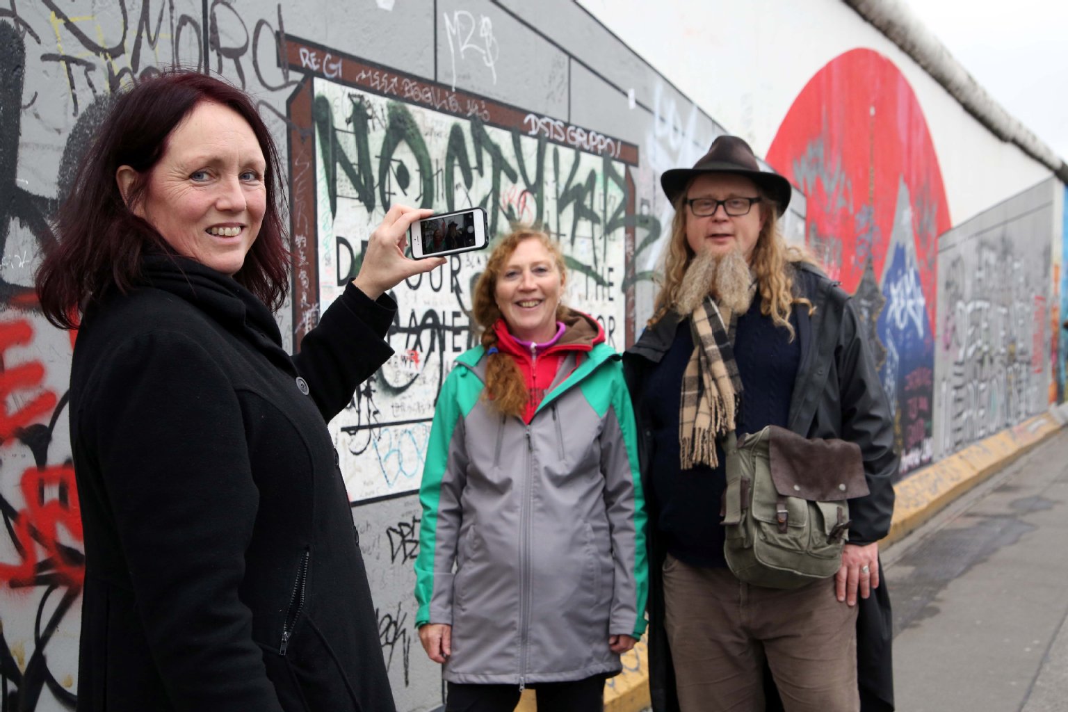 „Der Zaun ist eine gute Idee“, sagt Unni Carina Leknesund (53) aus Bergen. Sie hat eine Idee, um Vandalen zu besänftigen: „Auf einem Mauerstück sollten sich Touristen verewigen dürfen.“ Anny Sörvik (53) und Eivind Eide (50) stimmen zu. „Viele wollen so eben ihre Gefühle zur deutschen Teilung ausdrücken.“