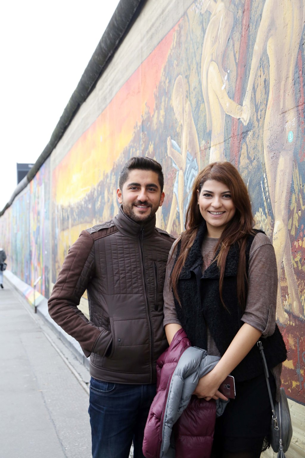 Firat Aktar (25) und Ceydar Sahin (25) aus Izmir (Türkei) halten den Zaun für eine gute Idee. „Ein Denkmal mit solchem historischen Wert muss man unbedingt schützen“, sagt Ceydar. „Es sind einfach zu viele Schmierereien – sie zerstören das ganze Mauer-Kunstwerk.“