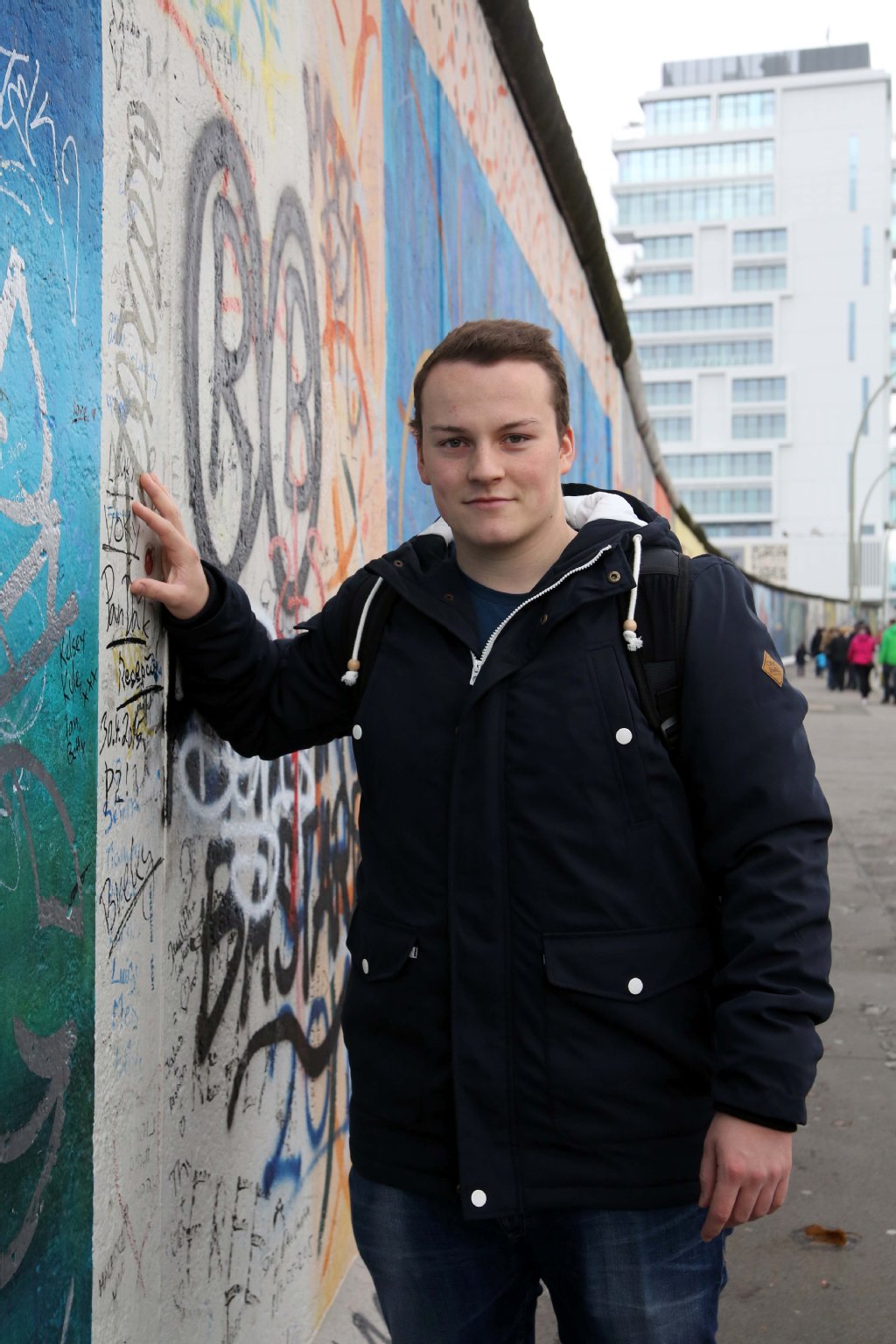 „Mit einer Wand aus Plexiglas könnte man noch alle Bilder sehen“, sagt Marius Schwarz. Den 19-Jährigen würde der Zaun nicht stören. „Im Museum darf man die ausgestellten Bilder schließlich auch nicht anfassen. Dort sind viele Kunstwerke auch durch Glasscheiben geschützt.“