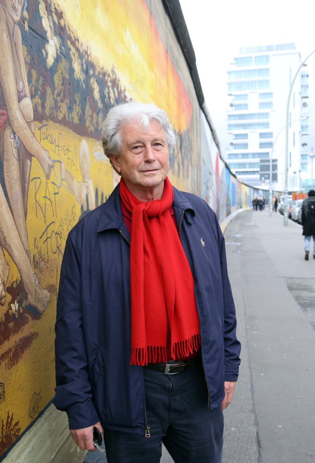 Wolfgang (68) kennt die East Side Gallery seit Jahren – auch ohne die hässlichen Schmierereien. „Der Zaun ist eigentlich keine schlechte Idee – aber ich fürchte, dass es nichts bringt, denn dann steigen die Leute eben drüber. Ein sehr hoher Zaun würde das Bild aber leider zu sehr stören.“