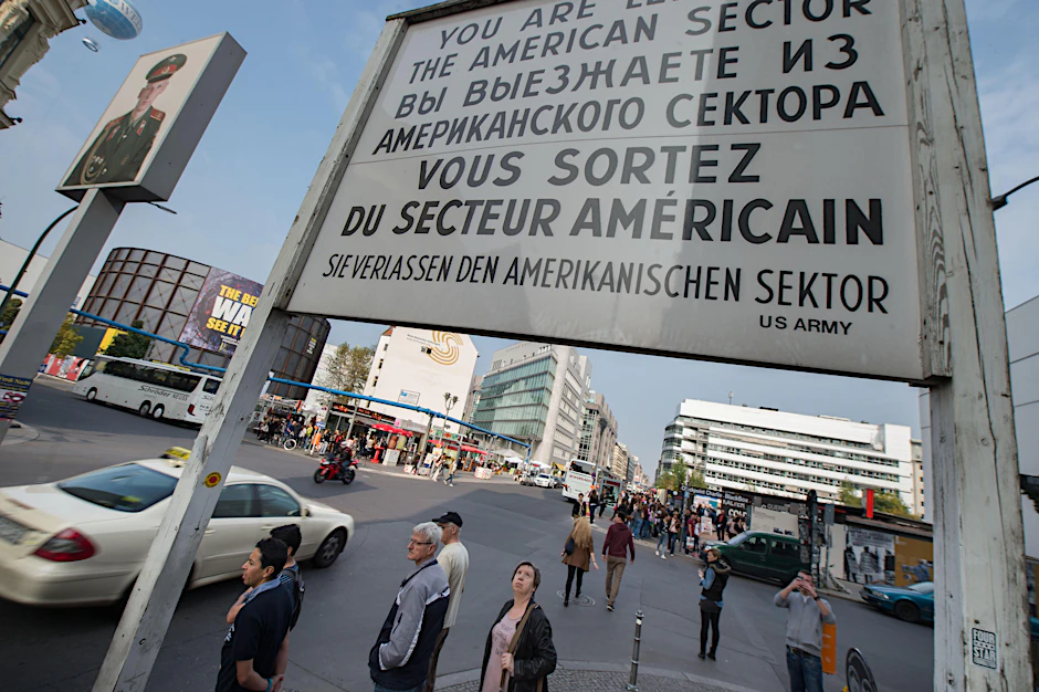 Der Checkpoint Charlie an der Friedrichstraße blieb auch nach dem  Mauerfall  eine unbebaute Brachfläche.