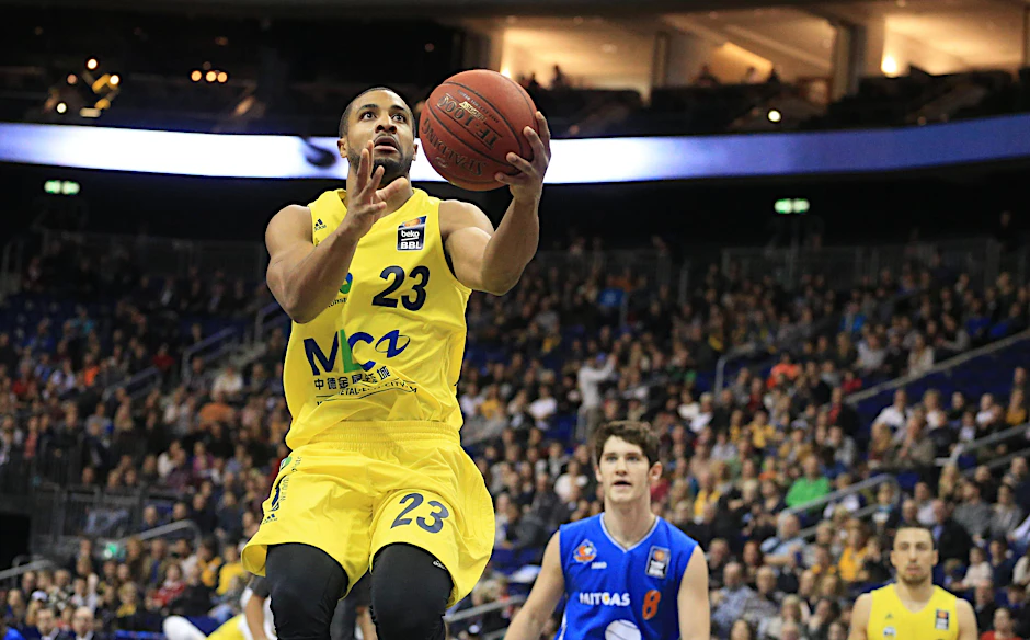 Jordan Taylor steigt zum Korb auf.