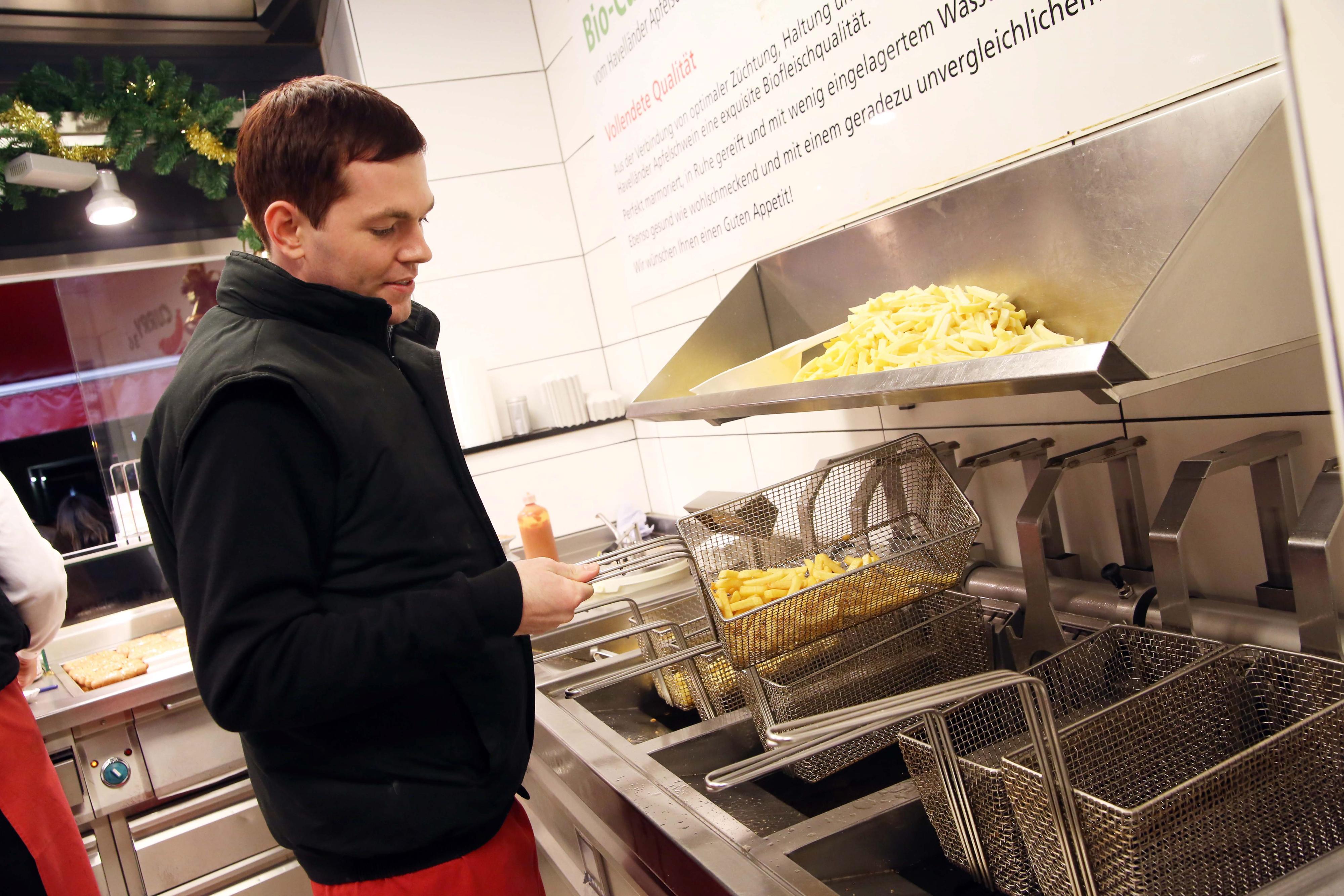 Auch die Arbeit an der Fritteuse geht mächtig auf die Arme, wenn die Kartoffelstäbchen im Korb geschüttelt werden müssen.