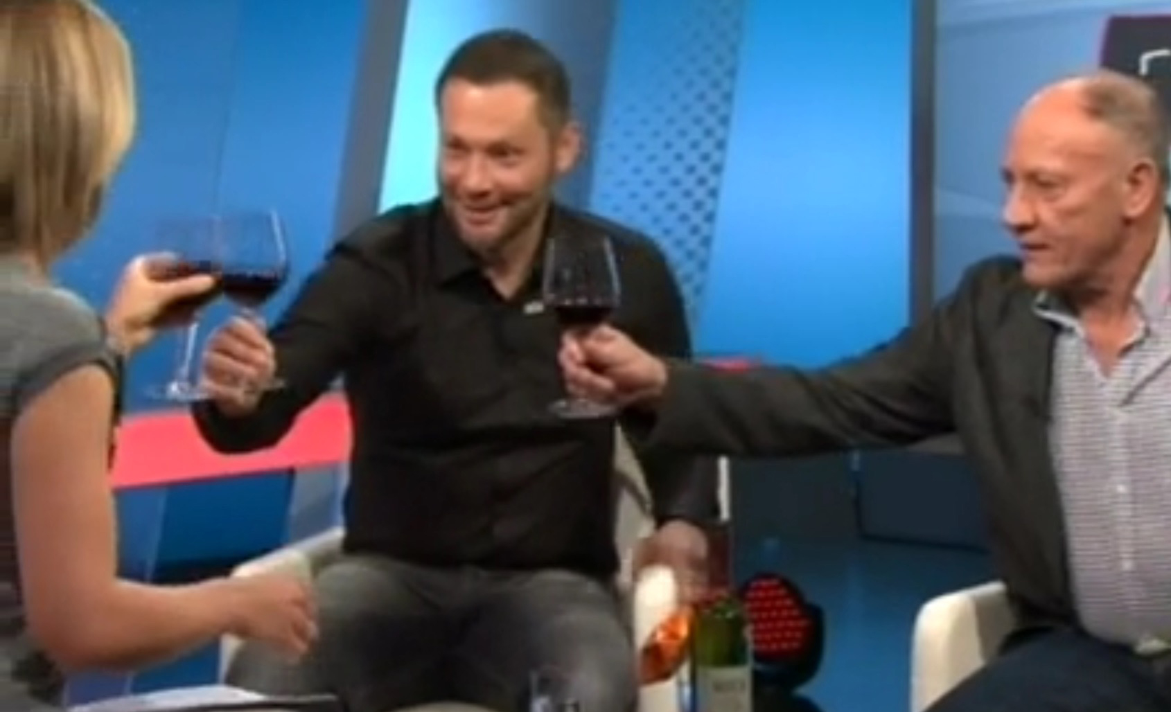 Pal und sein Vater stoßen mit rbb-Moderatorin Jessy Wellmer an – natürlich mit ungarischem Rotwein.