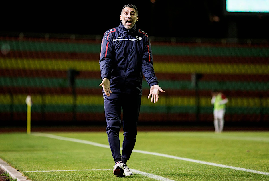 Coach Thomas Stratos hat in der Pause viel zu klären.