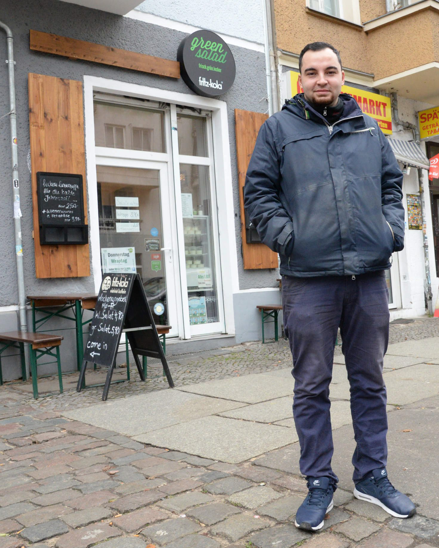 Volkan Turgut (Chef des Imbiss „Green Salad“) kassierte schon dutzende Bußgelder, angezeigt durch seinen Nachbarn.