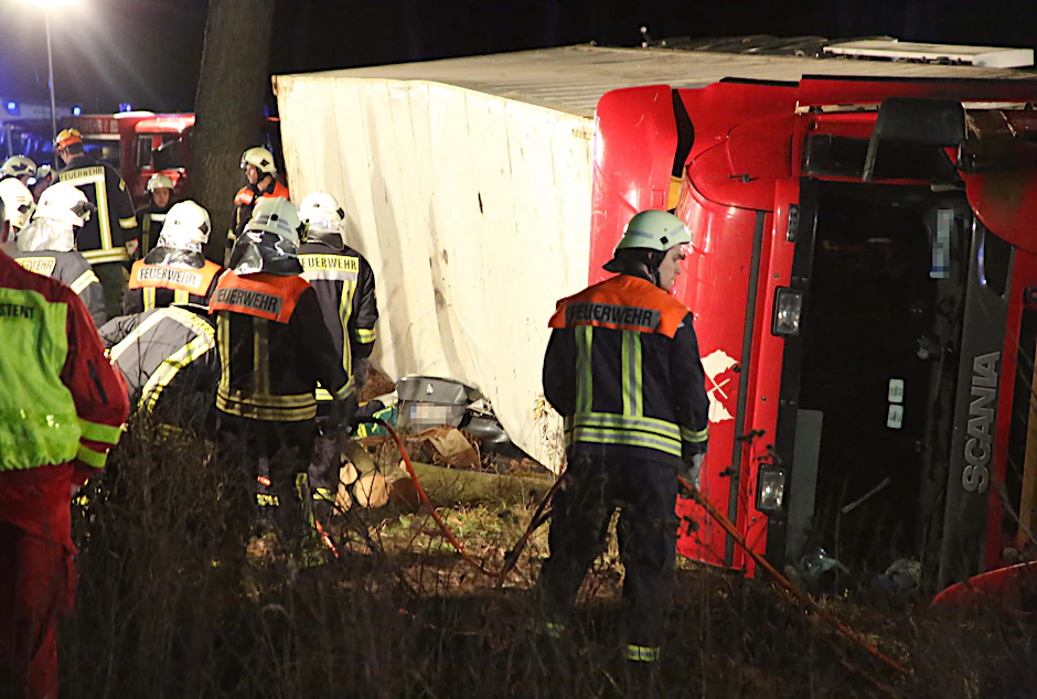 Feuerwehrleute versuchten zunächst vergeblich, den LKW mit Druckluft anzuheben.