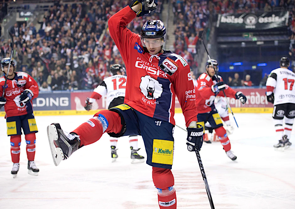 So seh’n Sieger aus. Eisbär Marcel Noebels feiert sein 1:0 gegen Köln.