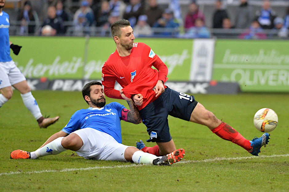 Darmstadts  Aytac Sulu zerrt wie verrückt am Trikot von Vedad Ibisevic. Stört den Herthaner nicht.