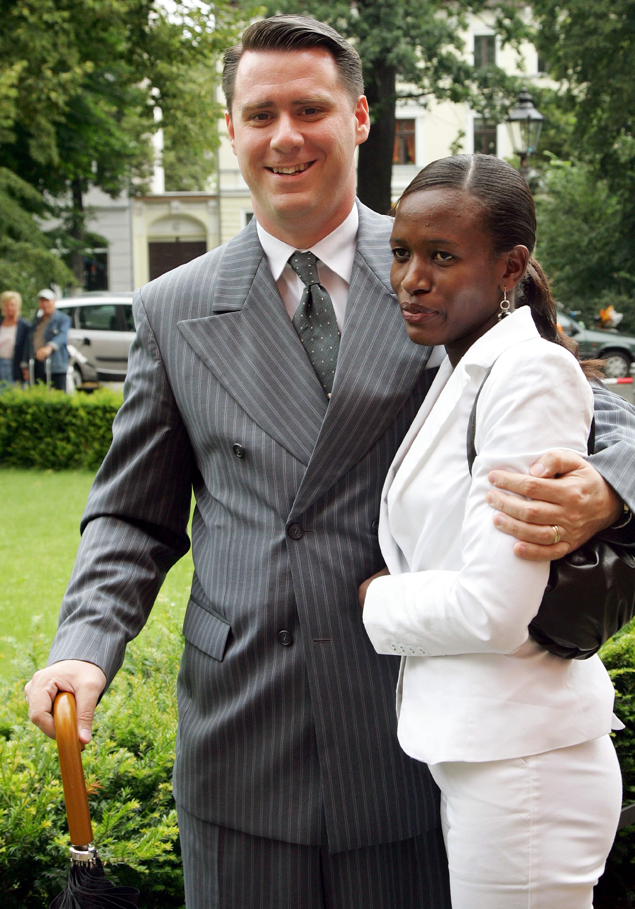 Hier ist Hermlin mit seiner Frau Joyce (37) im Jahr 2007 zu sehen. Die gebürtige Kenianerin lernte er 1998 bei einem Konzert in Berlin kennen. „Auch ihre Motivation hat mir geholfen, die Pfunde verlieren zu können.“ 