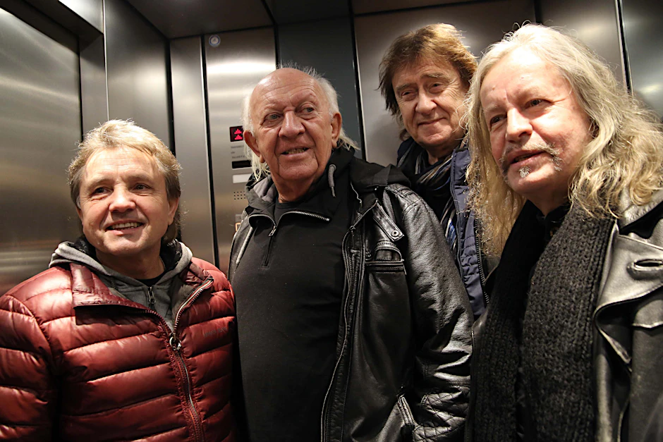 Die Puhdys kommen: Klaus Scharfschwerdt, Peter Meyer, Dieter Birr und Peter Rasym (v. li.) lassen sich mit dem Lift in die KURIER-Redaktion fahren.
